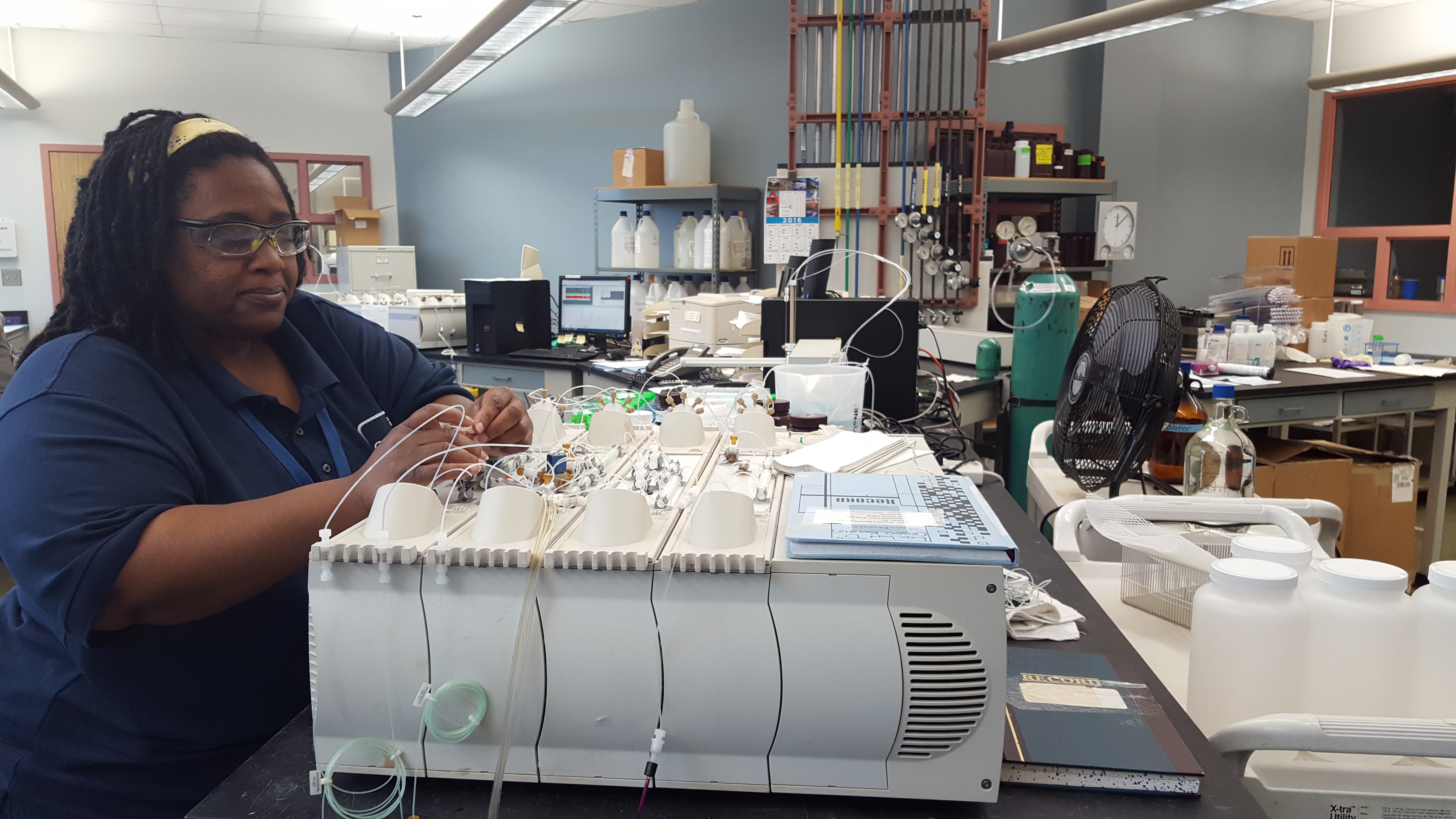 Photo of an MSD employee in the Central Lab